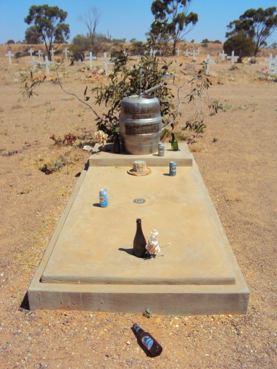 Aquí había una foto de una tumba en forma de cerveza de barril