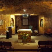 Interior cavernoso de una iglesia subterránea; por supuesto, excavada en forma de cruz