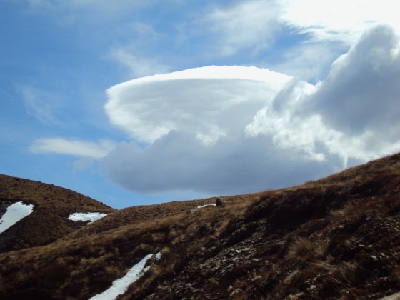 Aquí había una foto de una nube en forma de platillo volante